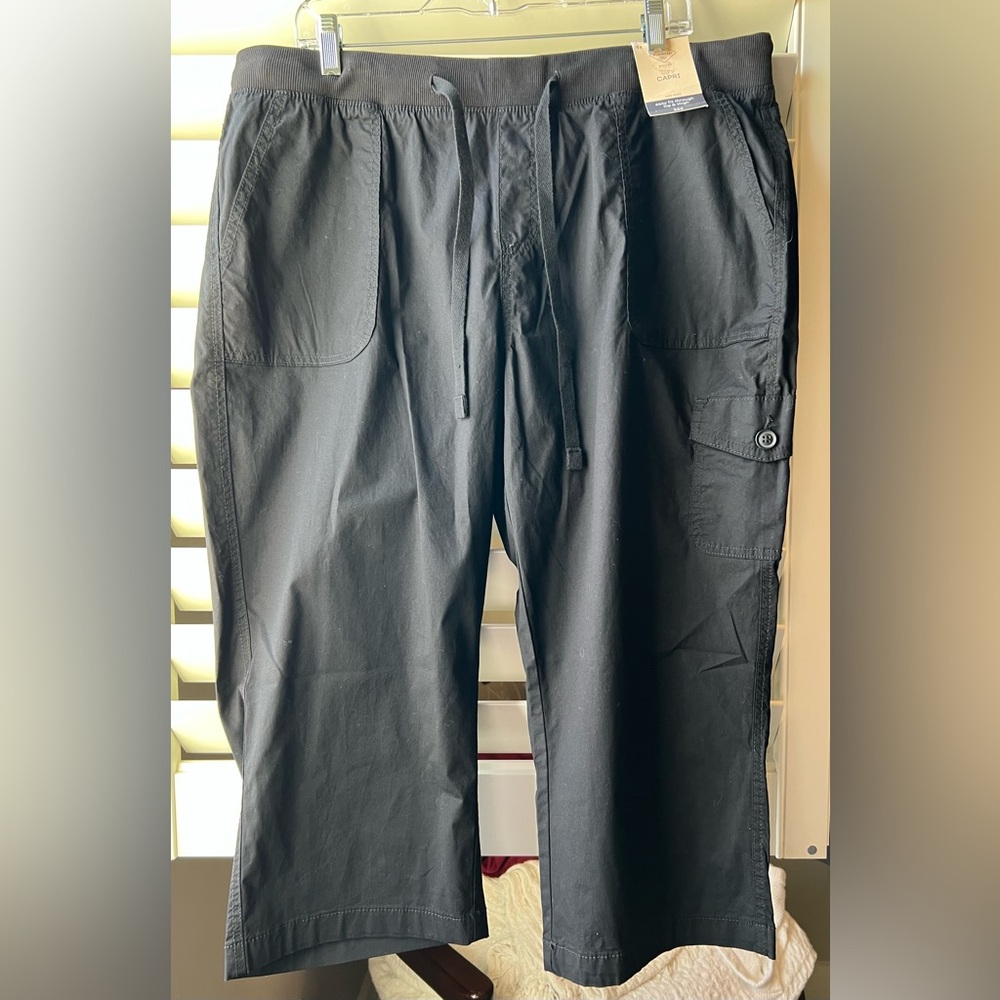 St John’s Bay - OX - MID Rise Capri’s - NWT - Black Cargo Pants